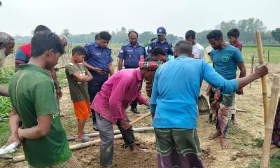 নওগাঁয় মাটির নিচে পুঁতে রাখা ৩২৫টি গুলি উদ্ধার