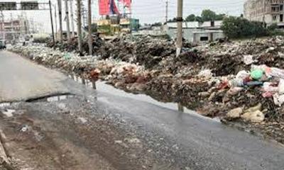 সড়কের পাশে ময়লার ভাগাড় দুর্গন্ধে নাকাল জনজীবন