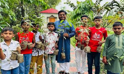 শিশুরা ঈদের সালামি পেল একটি করে দেবদারুগাছ