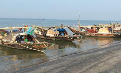 ডিজেলের অভাবে চলছে না নৌকা, বিপাকে শারীয়তপুরের হাজারো জেলে