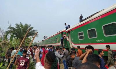 বগুড়ায় ট্রেন লাইনচ্যুত, উত্তরবঙ্গের সঙ্গে ঢাকার রেল যোগাযোগ বন্ধ