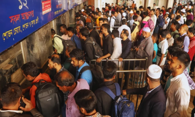 কমলাপুর স্টেশনে ঘরমুখো মানুষের উপচেপড়া ভিড়