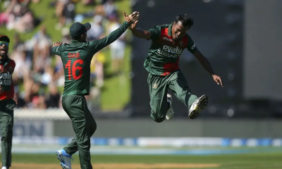 মাঠে সম্মাননা পাচ্ছেন রুবেল