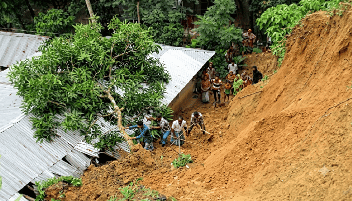 রাঙ্গামাটিতে ৯৮ স্থানে পাহাড় ধস, রাঙ্গামাটি-খাগড়াছড়ি যোগাযোগ বিচ্ছিন্ন