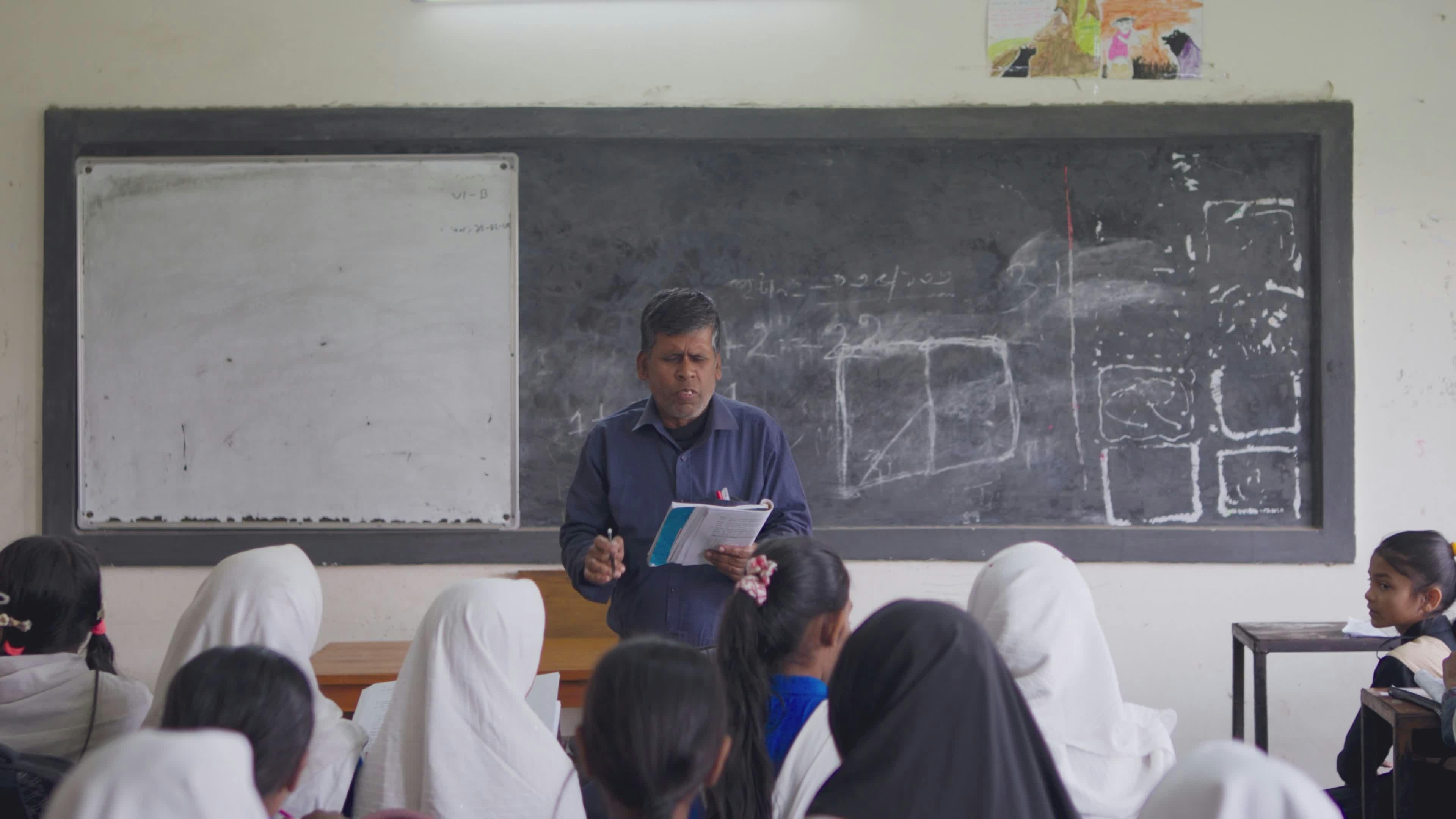 যে কারণে বেসরকারি স্কুলে অবসরপ্রাপ্ত শিক্ষক নিয়োগ দিচ্ছে সরকার