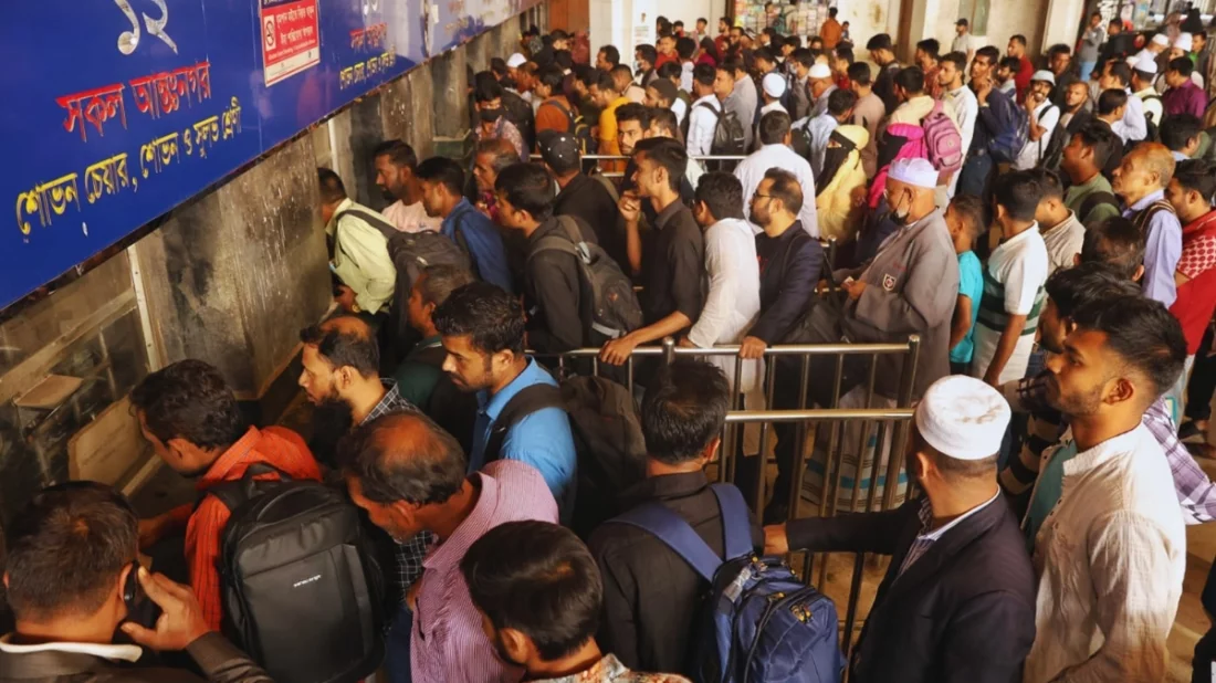 কমলাপুর স্টেশনে ঘরমুখো মানুষের উপচেপড়া ভিড়