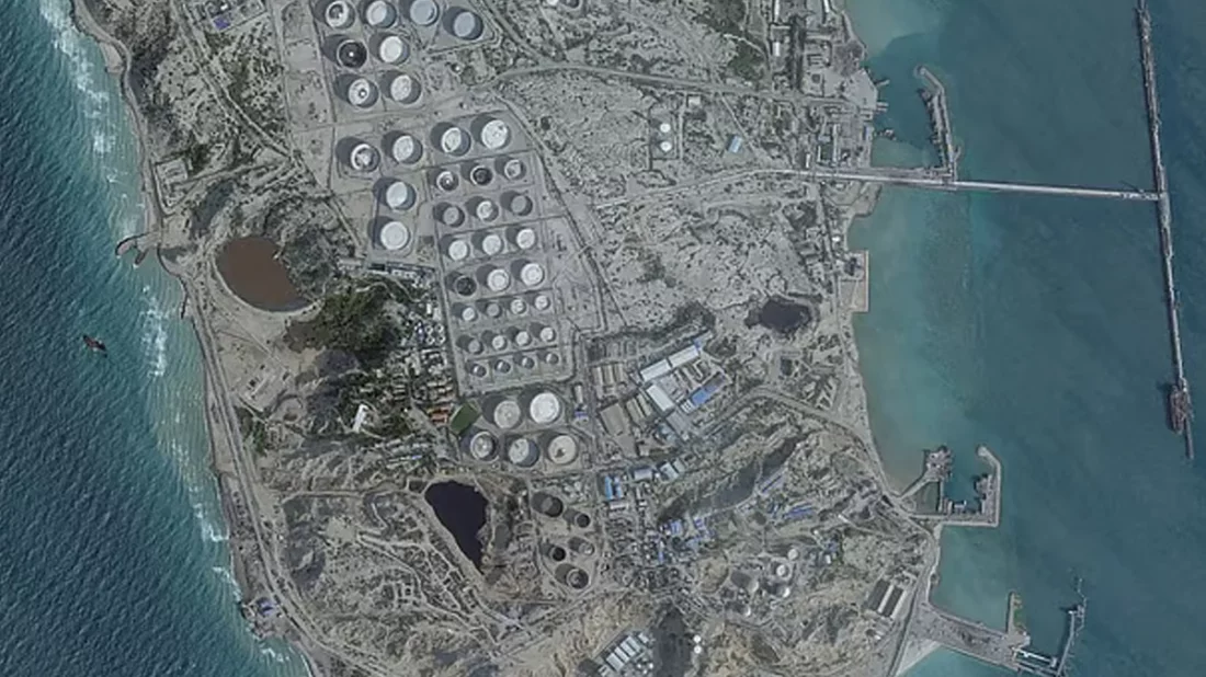 খারগ দ্বীপে শক্তিশালী বোমা হামলা চালালো যুক্তরাষ্ট্র