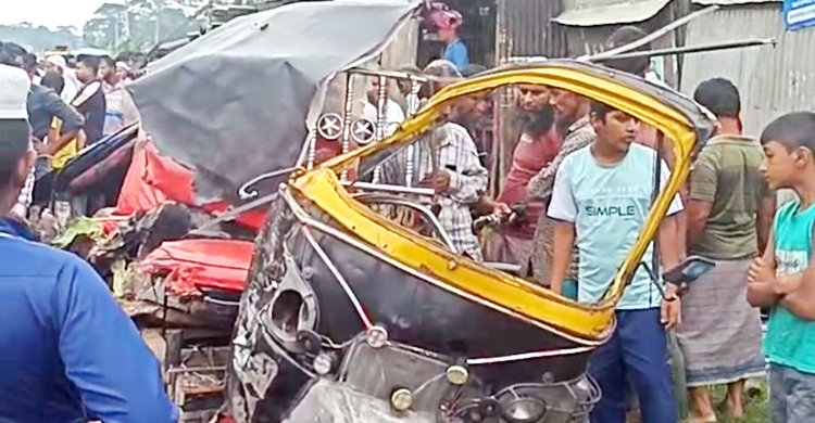 বাস-মাহেন্দ্র মুখোমুখি সংঘর্ষে নিহত ৫