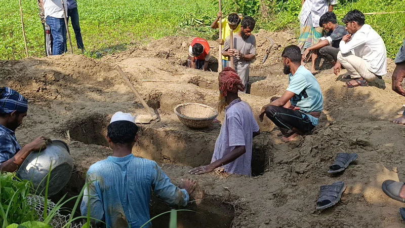 পাশাপাশি কবরে চিরনিদ্রায় মা, তিন মেয়েসহ ৫ জন, গ্রামজুড়ে শোক
