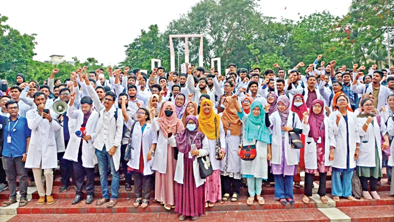 ইন্টার্ন চিকিৎসকদের অনির্দিষ্টকালের কর্মবিরতি শুরু