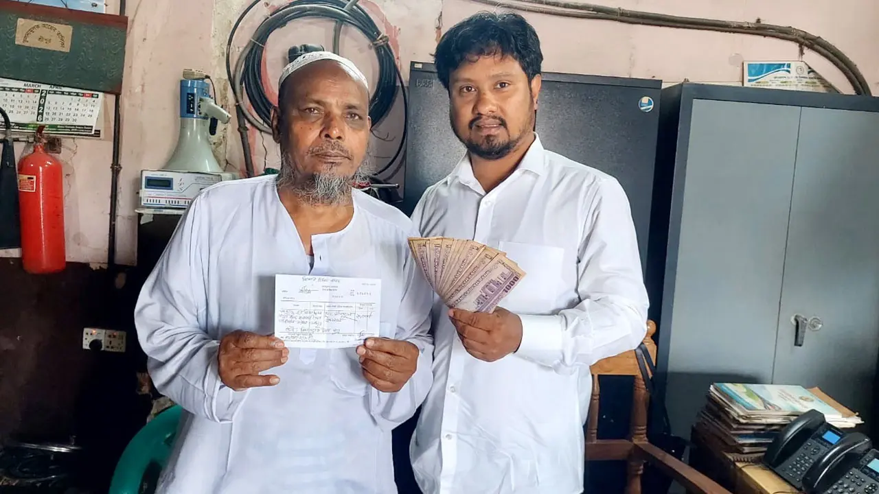 বিবেকের দংশনে ৪৮ বছর পর বিনা টিকেটে ভ্রমণের টাকা ফেরত দিলেন মফিজুল