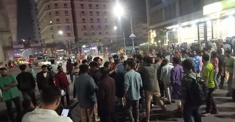 শিক্ষার্থীদের সড়ক অবরোধ