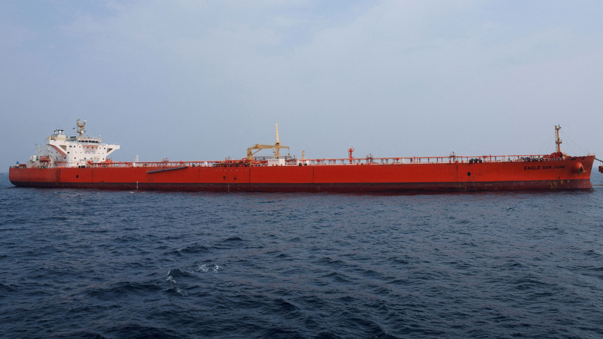 দুবাই বন্দরে কুয়েতের ট্যাংকারে ইরানের হামলা, তেল ছড়িয়ে পড়ার শঙ্কা