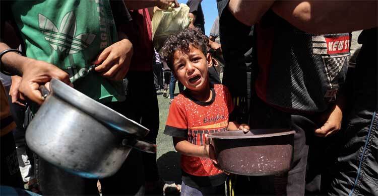 ক্ষুধায় কাতরাচ্ছে শিশুরা