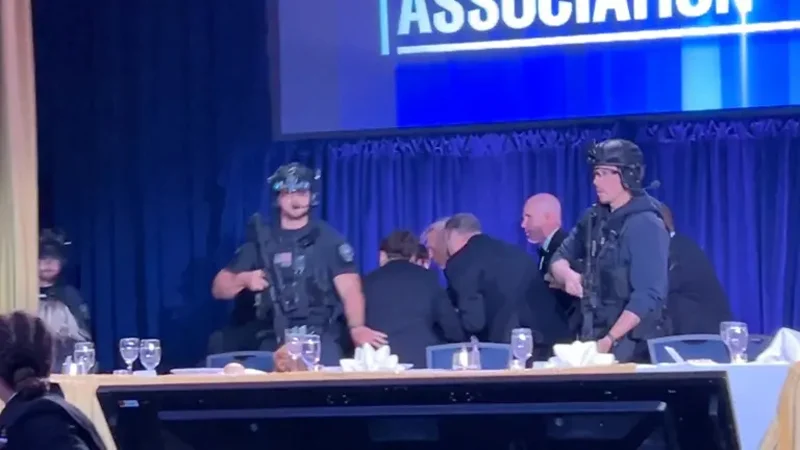 সাংবাদিকদের সঙ্গে ডিনারের সময় ‘গুলির শব্দ’, সরিয়ে নেওয়া হলো ট্রাম্পকে