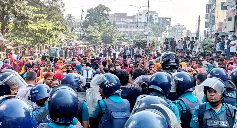 আজও মিরপুরে গার্মেন্টস শ্রমিকদের সড়ক অবরোধ করে বিক্ষোভ