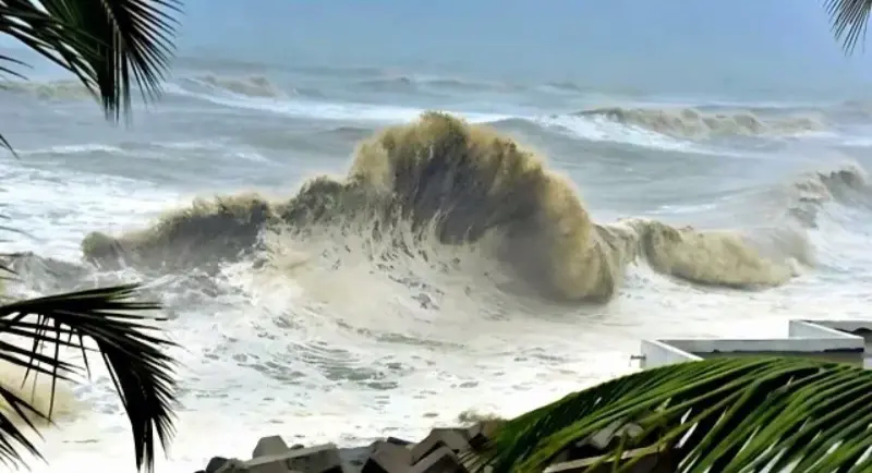 গভীর নিম্নচাপটি ঘূর্ণিঝড়ে পরিণত ‘হামুন’, বেড়েছে সতর্কসংকেত