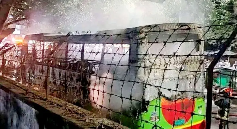 রাজধানীতে ১০ মিনিটের ব্যবধানে ২ যাত্রীবাহী বাসে আগুন